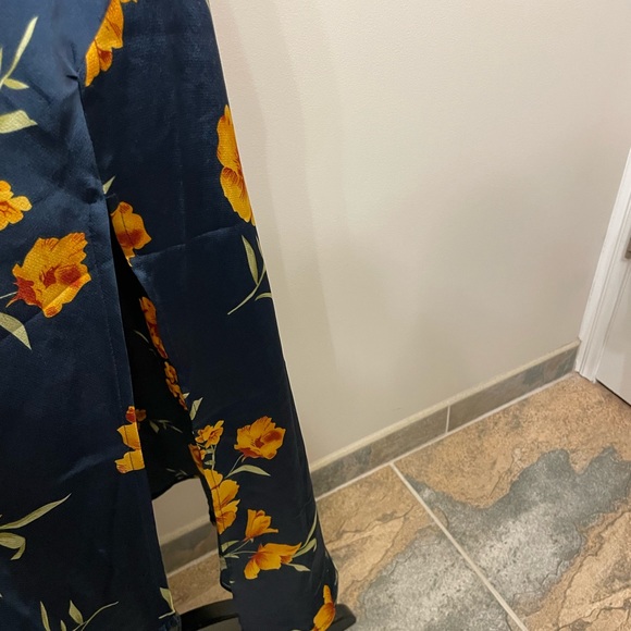NWT Revolve ASTR the label women’s floral navy yellow satin midi dress size M - Picture 4 of 9